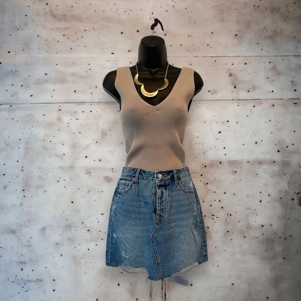 Old Navy Denim Mini Skirt‎ Light Wash Distressed Raw Hem Button Fly Size 6